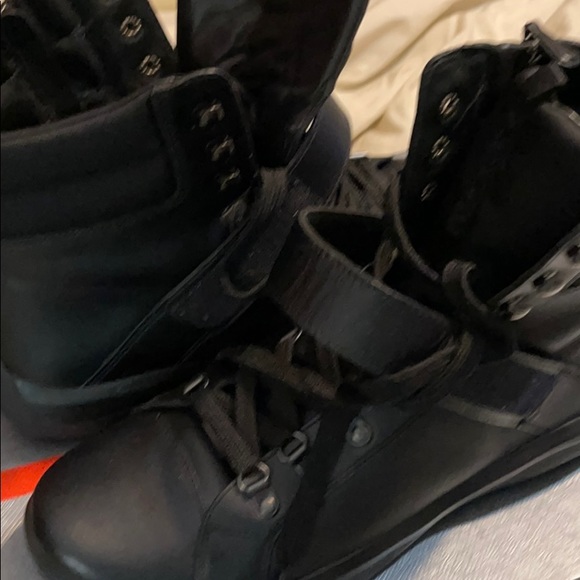 Use Prada hardly wear - Picture 4 of 4